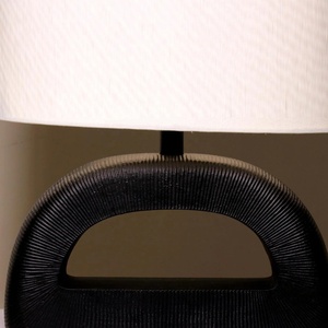 Lampe de table en métal Arch Haven avec abat-jour en lin, finition noire mate, base robuste, lumière ambiante douce pour la décoration de la maison - Product Image 3
