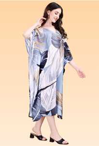 Robe kaftan courte pour femme – Bleu pastel avec imprimé floral abstrait coloré, coupe ample, style tunique. - Product Image 3