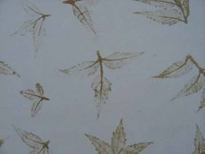 Impressions de feuilles naturelles partout sur le papier, avec des broderies sur les motifs des bords, ce qui le rend élégant et riche, idéal pour emballer des feuilles cadeaux. - Product Image 2