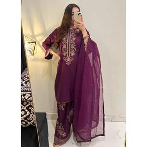 Ensemble Kurti et pantalon brodé violet élégant avec dupatta pour femme – Tenue ethnique de créateur pour fêtes et événements – Dernière mode - Product Image 1