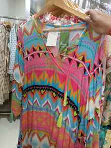 Elegante Vestido Túnica Casual con Estampado Botánico en Turquesa Durazno, Estampado Vibrante de Corazones Ikat en Rosa, con Lazo en la Cintura, Ropa de Resort de Algodón - Product Image 4