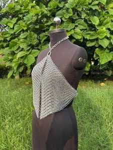 Top de malla metálica plateada de acero inoxidable con forma irregular, estilo armadura, para mujer. - Product Image 2