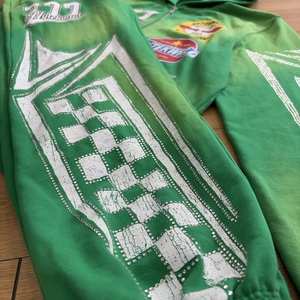 Fabricant de survêtements streetwear, ensemble sweat-shirt et pantalon de survêtement en molleton French Terry personnalisé, ensemble de survêtement délavé à l'acide avec strass pour hommes - Product Image 4