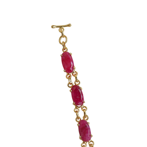 Pulsera de Latón Reciclado Sostenible, Chapada en Oro de 18K, con Gema Roja Ovalada Facetada, Joyería Elegante para Mujer - Product Image 4