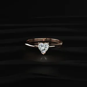 Bague de mariage solitaire en forme de cœur, look royal, avec clarté VVS-VS certifiée IGI. Achetez directement auprès d'un fournisseur indien de confiance. - Product Image 1