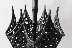 Porte-parapluie élégant noir en forme de parapluie, idéal pour les cafés, les hôtels, les chambres à domicile, organisateur décoratif et idéal pour offrir en cadeau, provenant d'Inde. - Product Image 3