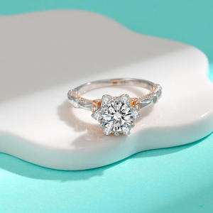 Bague sophistiquée en diamant de laboratoire VVS taille ronde motif floral, en argent sterling 925, bijoux de mariée de luxe - Product Image 1