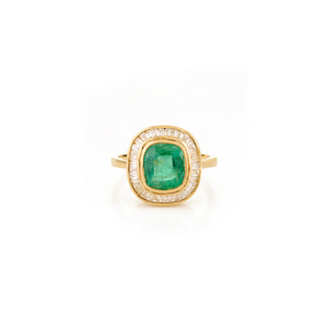 Bague de fiançailles haut de gamme en or jaune véritable 18 carats avec émeraude sertie clos et halo de diamants, personnalisable, fabricant de bijoux en gros - Product Image 1