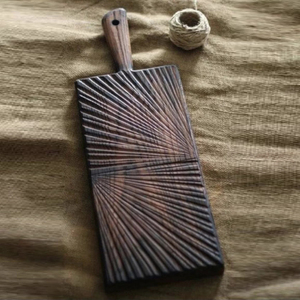 Planche à découper en bois de noyer foncé avec des lignes texturées sculptées en forme de soleil, support de suspension intégré, pour couper les légumes - Product Image 1