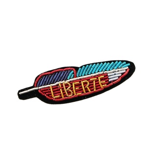 Broche de Manzana de Cobre Hecho a Mano Personalizado al por Mayor, con Bordado de Cuentas y Hilo Metálico, Pin de Moda de Lujo Artesanal para Boda, Fiesta, Unisex - Product Image 3