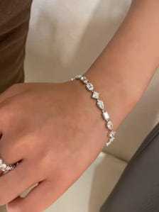Pulsera de tenis Apricot Jewels con 20 quilates de diamantes cultivados en laboratorio de corte pera, piedras laterales de esmeralda, certificado IGI, oro blanco de 14K, lujo clásico - Product Image 6