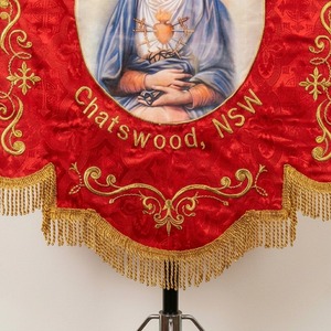 Bandera de la Iglesia de Nuestra Señora de Dolores, Tela Roja Bordada, Bandera Religiosa Procesional, Chatwood, NSW, Diseño Clásico - Product Image 4