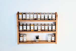 Estante de Especias de Madera Hecho a Mano de 28 Pulgadas de Ancho, Organizador de Cocina de Pared con Tres Estantes y Diseño de Barra Metálica Protectora, Superventas - Product Image 3