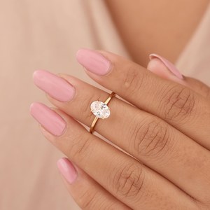 แหวนหมั้นเพชรโมอิสซาไนต์ทรงโซลิแทร์ ดีไซน์คลาสสิกหรูหรา เครื่องประดับเจ้าสาว เงินแท้ 925 ชุบทอง 14K ของขวัญ - Product Image 2