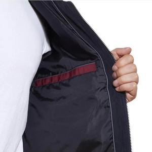 Vestes matelassées pour hommes, nouvelle conception OEM, couleur bordeaux unie, tissu 100 % polyester, col montant, fermeture éclair. - Product Image 3