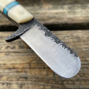 Couteau Bull Cutter en acier 1095 fait main sur mesure, manche en os blanc, intercalaire turquoise, lame fixe avec étui en cuir - Product Image 2