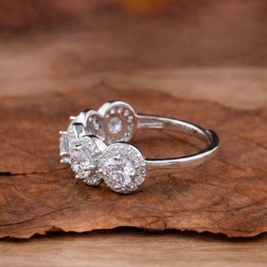 Anillo Clásico de Moissanita con Corte Redondo y Cinco Piedras en Halo, Plata de Ley 925 Original, Moderno, para Boda, Compromiso, Regalo para Amigos - Product Image 2