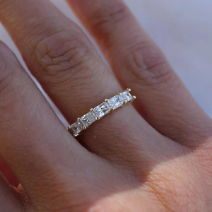 Anillo de Eternidad con Moissanita Corte Princesa, Anillo de Boda Minimalista de Oro, Anillo Apilable de Diamantes para Aniversario para Mujer - Product Image 5