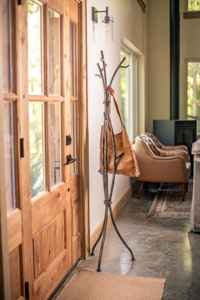 Perchero de pie de hierro de alta resistencia estilo árbol con base decorativa y diseño de múltiples ganchos - Product Image 4