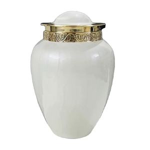 โกศโลหะสำหรับงานศพผู้ใหญ่ทำด้วยค้อนรูปพระมหากษัตริย์ทองเหลืองโกศสำหรับซากศพของมนุษย์ส่งตรงจากอินเดีย - Product Image 1