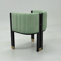 Chaise de restaurant commerciale, fauteuil rembourré vert, dossier à cannelures verticales, structure en bois noir, chaise moderne pour café et hôtel