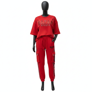 Ensemble t-shirt et pantalon cargo en molleton de coton et polyester 240 GSM pour femme, avec logo en strass thermocollé. - Product Image 1