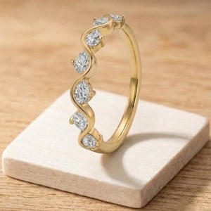 เพชรทรงกลม 0.25 กะรัต เพาะเลี้ยงในห้องปฏิบัติการ ตัวเรือนทองคำ 10k 14k 18k แบบหนามเตย สี E ความใส VVS ดีไซน์โค้งครึ่งวงกลม เครื่องประดับชั้นดี - Product Image 4