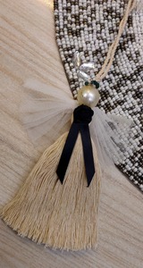 Porte-clés décoratif à franges avec perle et jupe en tulle, en coton beige - Product Image 5