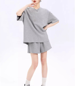 ชุดเซ็ตสองชิ้นแฟชั่นลำลองสำหรับผู้หญิงมาใหม่ เสื้อครอปแขนสั้นทรงหลวม กางเกงขาสั้นเอวสูงสีพื้น - Product Image 4