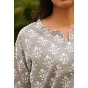 Ensemble de pyjama pour femmes Cloud Gray Tulip Tales avec masque facial - Product Image 5