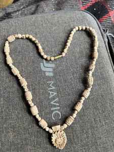 Collar Tulsi Kanthi Mala Hecho a Mano con Cuentas de Platino, Joyería Espiritual Hindú Devocional de Lujo Unisex para Meditación, Yoga y Uso Diario - Product Image 3