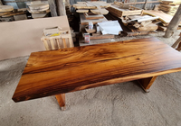 Meubles de salle à manger au design exotique avec des grumes et styles de bois variés, tables à manger en bois de Suar naturel avec bord brut