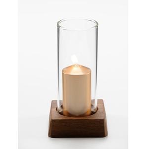 Support de bougie moderne en verre transparent avec base carrée en bois, design minimaliste et décoratif - Product Image 1