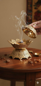 Encensoir en laiton décoratif Dhoop Dani avec motif lotus, brûleur de dhunapalan et porte-encens pour la Puja, le temple, la salle de prière et la maison - Product Image 1
