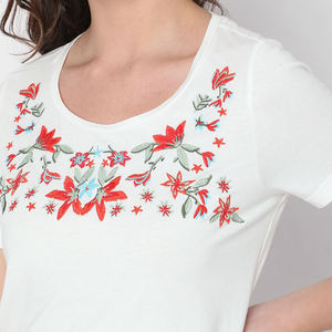 T-shirts brodés pour femmes, fabricant OEM, tee-shirt de mode haut de gamme avec détails de broderie cousus pour les marques de vêtements féminins modernes - Product Image 5