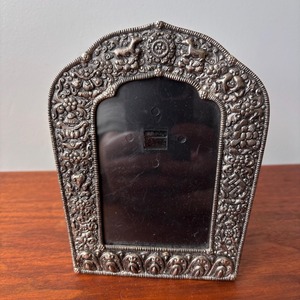 Marco Decorativo para Mesa con Diseño en Relieve, Marco de Espejo de Metal Ornamentado, Rectangular, Estilo Vintage - Product Image 2