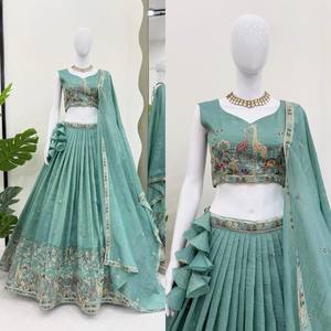 VASTRA COTTAGE Lehenga Premium de Diseño con Bordado Dorado y Choli Bordado con Dupatta de Lujo para Bodas - Product Image 4