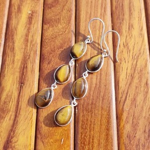 Elegantes Pendientes de Aro de Latón Natural con Piedras Preciosas, Disponibles a un Precio Razonable - Product Image 4