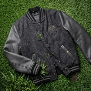 Veste de baseball pour homme en laine avec manches en cuir noir, patch brodé, boutons-pression, personnalisable OEM ODM - Product Image 5