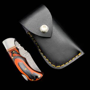 Couteau de poche pliant artisanal sur mesure en acier Damas OEM, EDC, avec système de verrouillage, manche en bois Pakka teinté bicolore et étui en cuir - Product Image 4