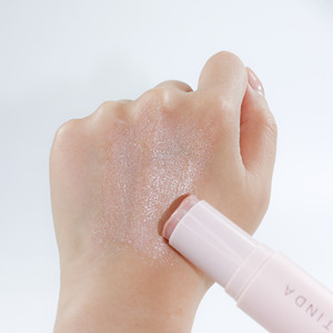 NATINDA Shimmering Face Multistick <b>Highlighter</b> <b>Stick</b> Natural Glow Finish - Product Image 2