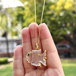 Collier chaîne inspiré par un designer, avec pendentif poisson en quartz cristal sculpté à la main, œil en émeraude CZ, plaqué or 18 carats, pour grossistes - Product Image 3