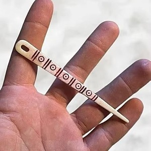 . Agujas Ecológicas de Hueso de Búfalo de 7cm, Blancas, Naturales, Estilo Vikingo, Pulimentadas, con Diseño Religioso, para Tejer Lana - Product Image 1