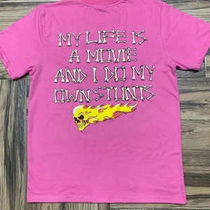 T-shirt rose en jersey à col rond, manches courtes, design décontracté, t-shirts à impression en relief pour hommes - Product Image 6