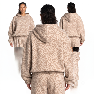 Conjunto Deportivo de Dos Piezas Unisex con Sudadera Holgada con Estampado de Leopardo y Pantalones Deportivos a Juego - Product Image 2