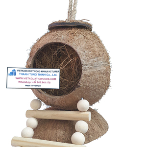 Abri pour oiseaux en coquille de noix de coco naturelle avec perchoir en bois, jouet écologique pour oiseaux fabriqué au Vietnam - Product Image 3