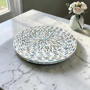 Bandeja Giratoria de Lujo con Incrustaciones de Perlas, Elegante Organizador Lazy Susan de Madreperla para Comedor, Tocador y Salas de Estar - Product Image 1