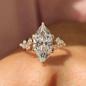 แหวนหมั้นเพชรโมอิสซาไนต์ทรงมาร์คีส์ ประดับลายดอกไม้ด้านข้าง ทองคำขาว 14K ดีไซน์เครื่องประดับชั้นดี เหมาะสำหรับเป็นของขวัญวันครบรอบ - Product Image 1