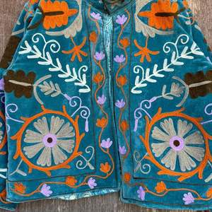 Chaqueta de terciopelo Suzani bordada a mano: Abrigo étnico colorido para el invierno - Product Image 4