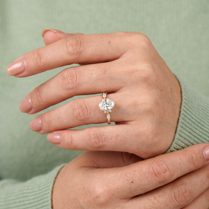 Bague de fiançailles personnalisée de luxe en or 14 carats avec moissanite, coupe ovale, bande torsadée, bijoux fins, cadeau pour femme - Product Image 5